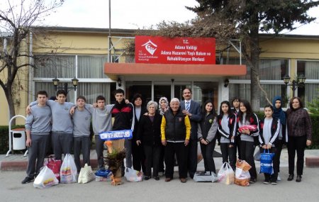 Genç Fatihler huzurevini ziyaret etti