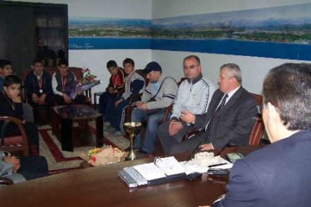 Genç Güreşçilerden Kaymakam Ümit'e Ziyaret