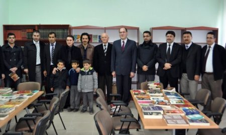Genç iş adamlarından köy okuluna kitaplık ve kitap desteği