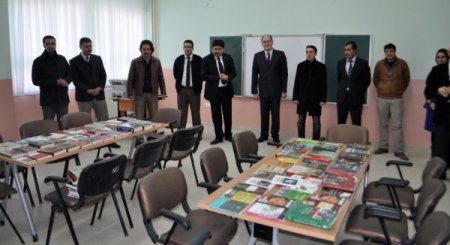Genç iş adamlarından köy okuluna kitaplık ve kitap desteği