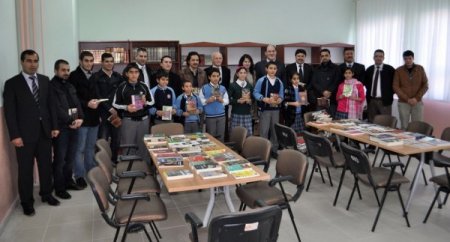 Genç iş adamlarından köy okuluna kitaplık ve kitap desteği