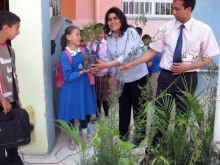 Genç İzciler Toprakkale'de Fidan Dikti