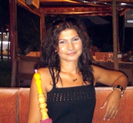 Genç kadın başı ezilip boğazı kesilerek öldürüldü