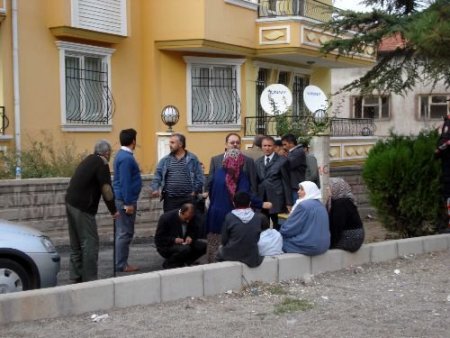 Genç Kadın Boğazı Kesilerek Öldürüldü