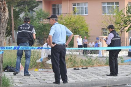 Genç Kadın Sokak Ortasında Kurşunlandı