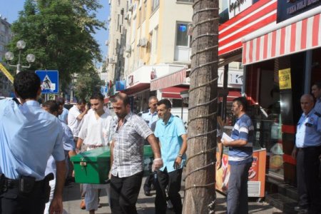 Genç Kız, Annesinden Ayrılmak İsteyen Babasını Öldürdü