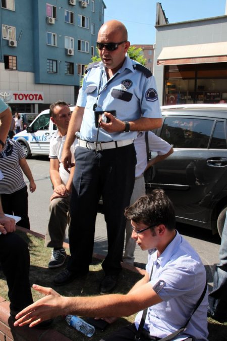 Genç kıza çarpan otomobil sürücüsü göz yaşlarına hakim olamadı