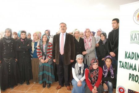 Genç Kızlar Bilgisayar Ve Seracılık Eğitimi Alıyor