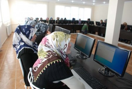 Genç Kızlar Bilgisayar Ve Seracılık Eğitimi Alıyor