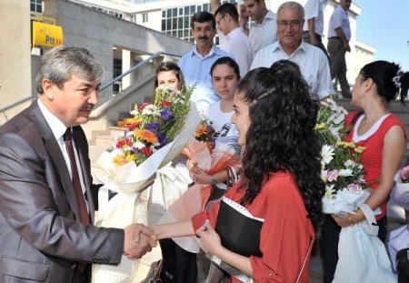 Genç öğretmenler çiçeklerle karşılandı