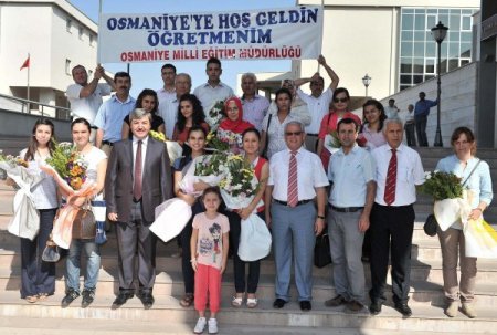 Genç öğretmenler çiçeklerle karşılandı