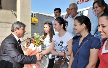 Genç öğretmenler çiçeklerle karşılandı