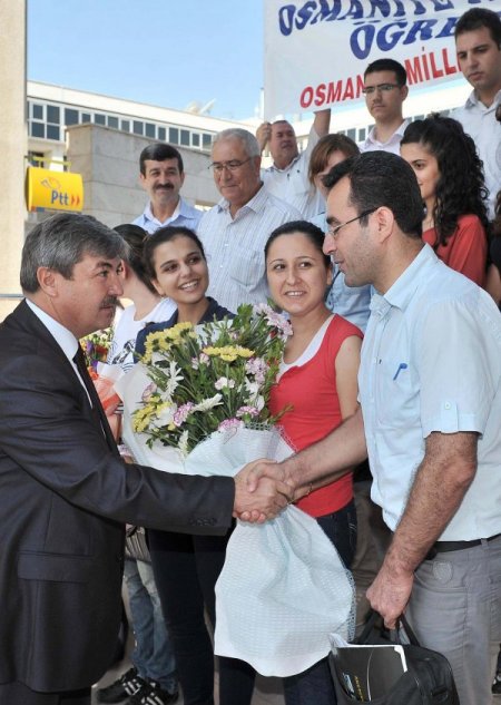 Genç öğretmenler çiçeklerle karşılandı