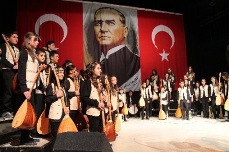 Genç ozanların okuduğu ilahiler ayakta alkışlandı