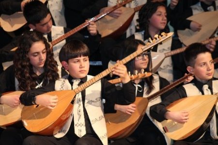 Genç ozanların okuduğu ilahiler ayakta alkışlandı