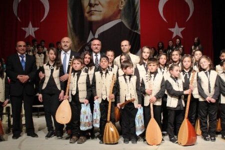 Genç ozanların okuduğu ilahiler ayakta alkışlandı