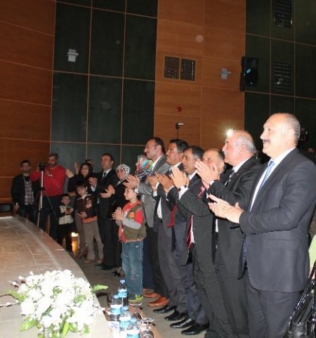 Genç ozanların okuduğu ilahiler ayakta alkışlandı