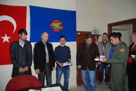 Genç paraşütçüler sertifikalarını aldı