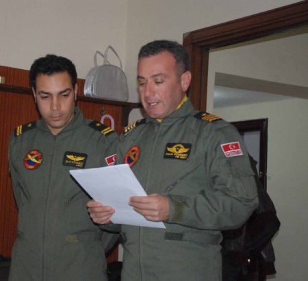 Genç paraşütçüler sertifikalarını aldı