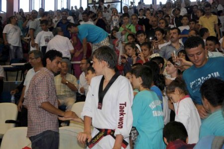 Genç tekvandocular olimpiyat şampiyonundan imza almak için birbiriyle yarıştı