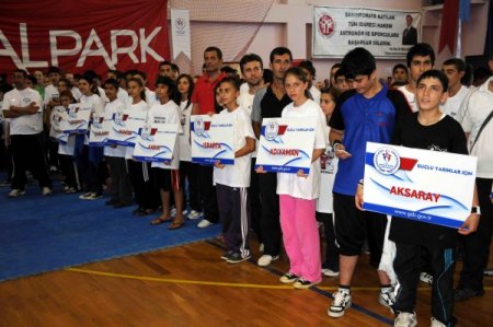 Genç tekvandocular olimpiyat şampiyonundan imza almak için birbiriyle yarıştı