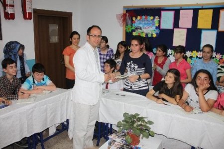 Genç yazarlar ortak çıkarttıkları kitaplarını imzaladı