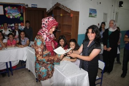 Genç yazarlar ortak çıkarttıkları kitaplarını imzaladı
