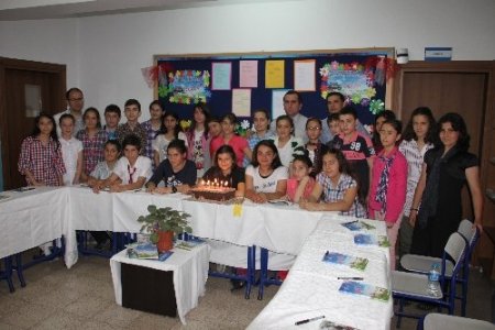 Genç yazarlar ortak çıkarttıkları kitaplarını imzaladı