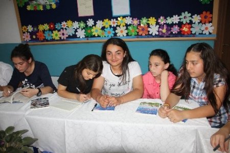 Genç yazarlar ortak çıkarttıkları kitaplarını imzaladı