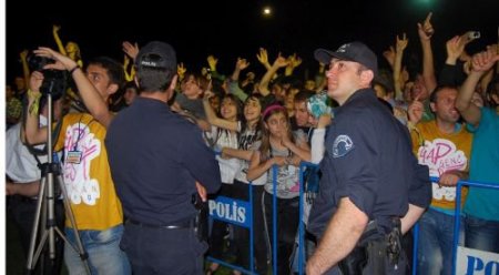 Gençler, Mor Ve Ötesi İle Coştu