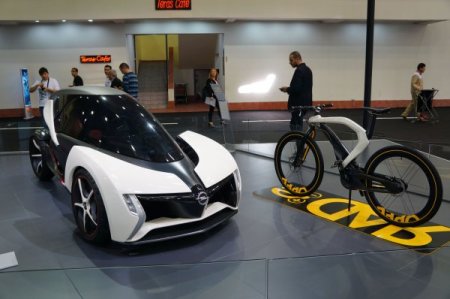 Gençler, otomobil fuarında yeni modellerin fotoğrafını çekmek için yarıştı