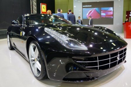 Gençler, otomobil fuarında yeni modellerin fotoğrafını çekmek için yarıştı