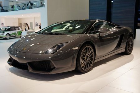 Gençler, otomobil fuarında yeni modellerin fotoğrafını çekmek için yarıştı