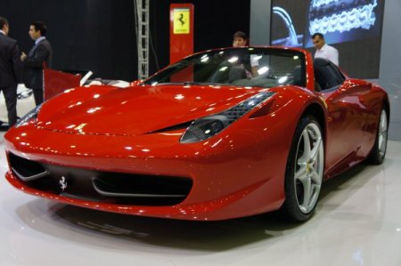 Gençler, otomobil fuarında yeni modellerin fotoğrafını çekmek için yarıştı