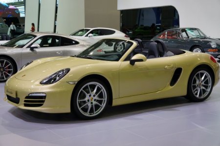 Gençler, otomobil fuarında yeni modellerin fotoğrafını çekmek için yarıştı