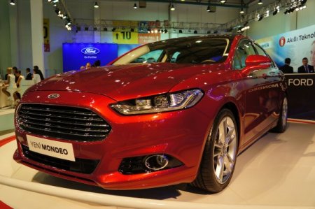 Gençler, otomobil fuarında yeni modellerin fotoğrafını çekmek için yarıştı