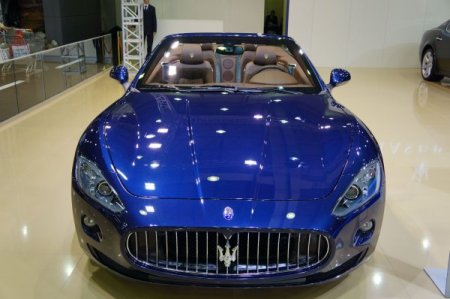 Gençler, otomobil fuarında yeni modellerin fotoğrafını çekmek için yarıştı