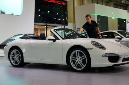 Gençler, otomobil fuarında yeni modellerin fotoğrafını çekmek için yarıştı