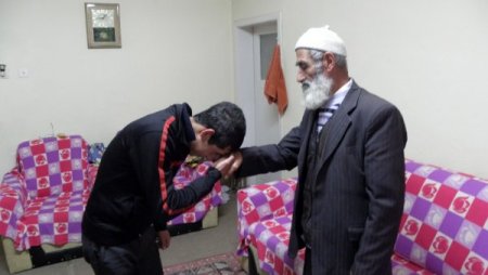 Gençler, yaşlı ziyaretleri ile yitirilmiş değerleri gün yüzüne çıkarıyor