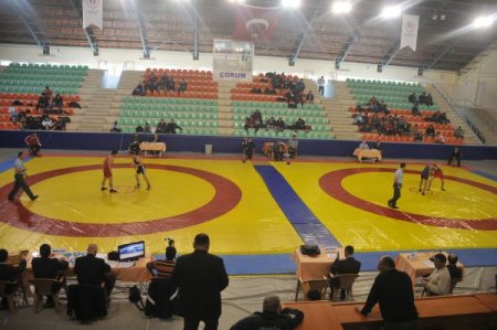 Gençler Grekoromen güreş grup müsabakaları başladı