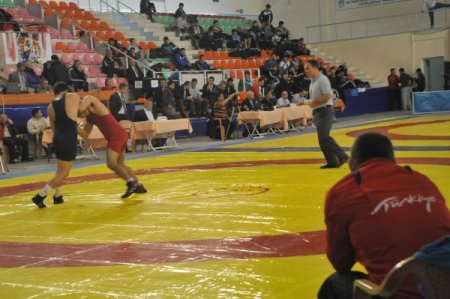 Gençler Grekoromen güreş grup müsabakaları başladı