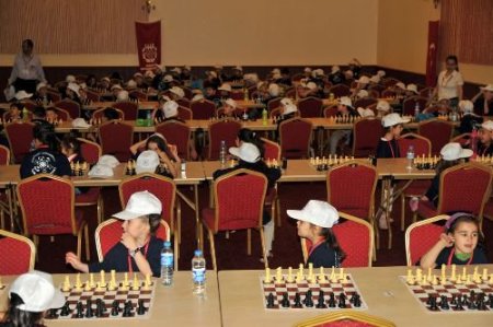 Gençler 'mat Etmek' İçin Yarıştı