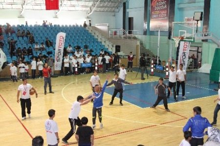 Gençler spor salonunu doldurdu