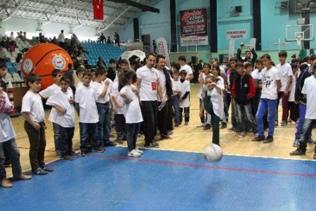 Gençler spor salonunu doldurdu
