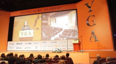 Gençlere Liderliği Anlattı, Amcası Sakıp Sabancı'yı Örnek Gösterdi