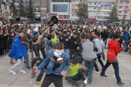 Gençlerin 'Harlem Shake' dansına polis ilgisi
