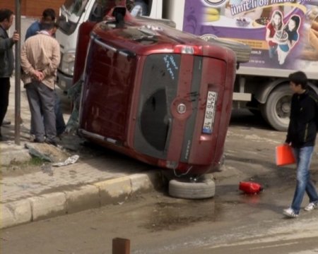 Gençlerin Hız Tutkusu Kaza Yaptırdı