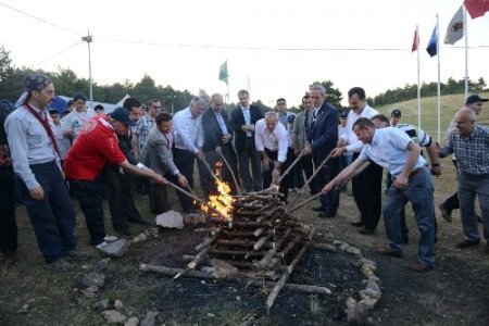 Gençlerin kamp ateşi yandı