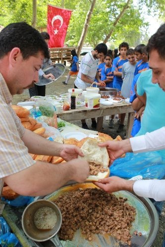 Gençlik derneğinden kavurma şenliği