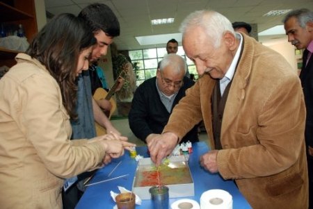 Gençlik Merkezi üyeleri huzurevini ziyaret etti